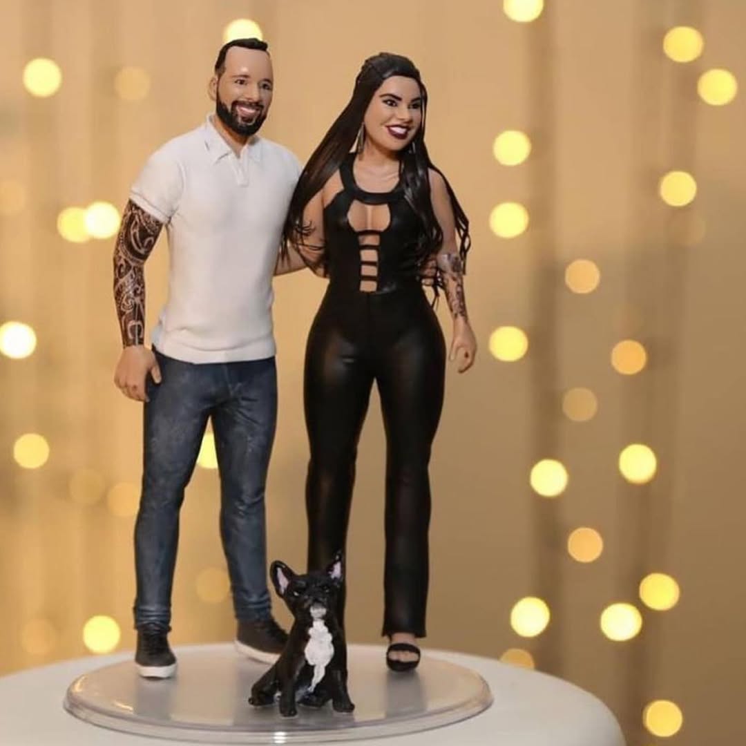 Casal de miniaturas com cachorrinho - homem de camisa branca, mulher de roupa preta e pequeno cão preto e branco