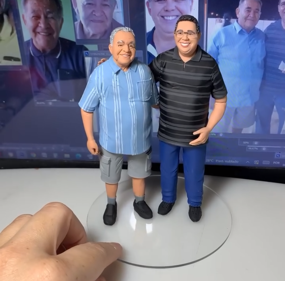 Duas miniaturas masculinas em roupas casuais posando juntas