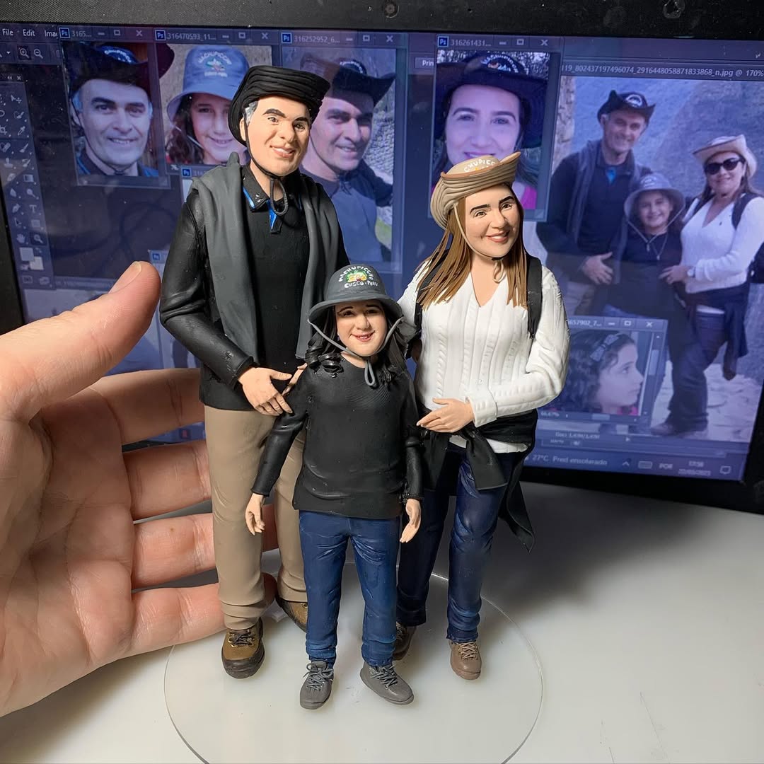 Família de três pessoas em miniaturas realistas - pai, mãe e filho em roupas casuais, com fotos de referência ao fundo