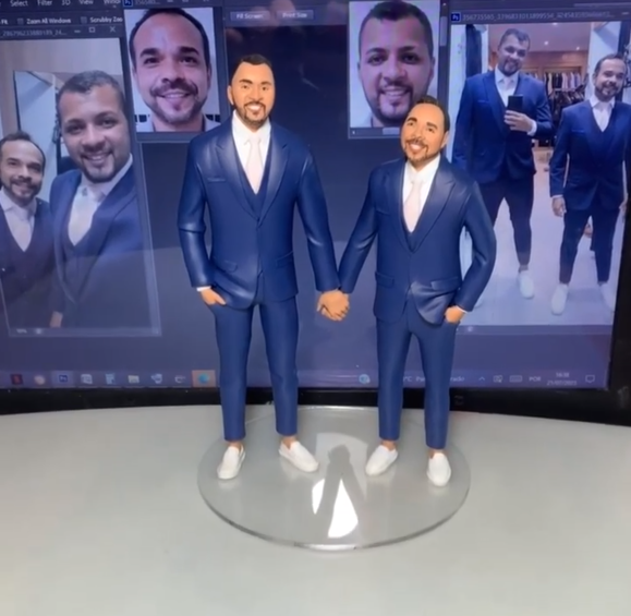 Duas miniaturas masculinas elegantes em ternos azuis combinando