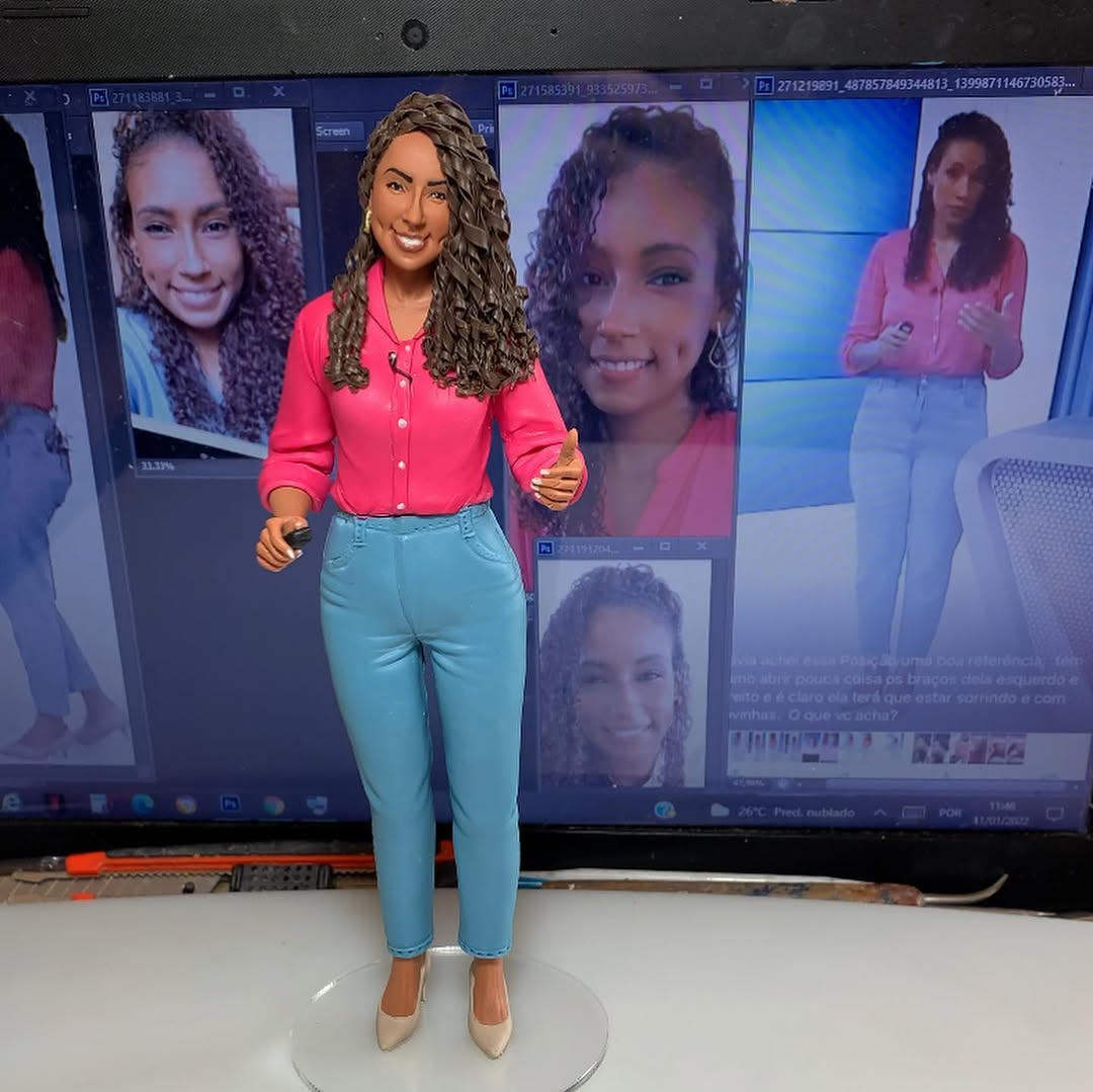 Miniatura de mulher com cabelos cacheados, camisa rosa e calça azul, exibida com fotos de referência