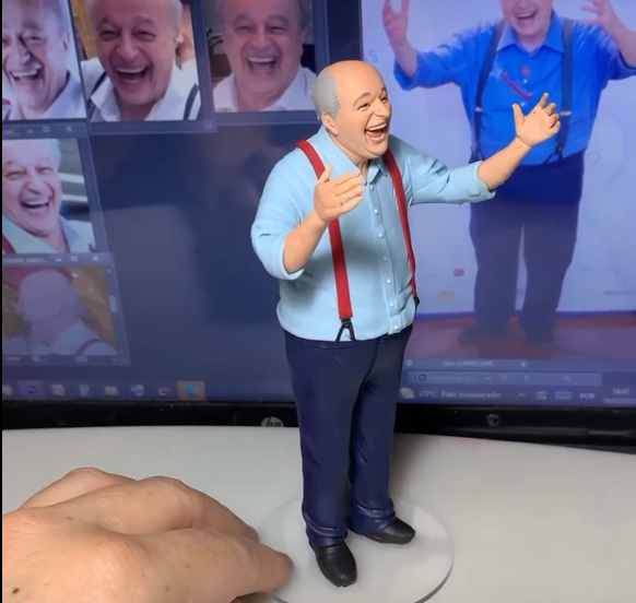 Miniatura de senhor idoso alegre com camisa azul e suspensórios vermelhos